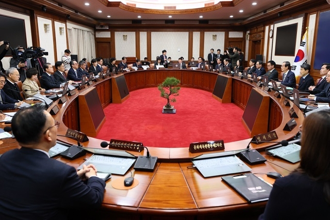 한덕수 대통령 권한대행 국무총리가 19일 세종대로 정부서울청사에서 임시 국무회의를 주재, 모두발언을 하고 있다.(출처=국무조정실 누리집, 대한민국정책브리핑)
