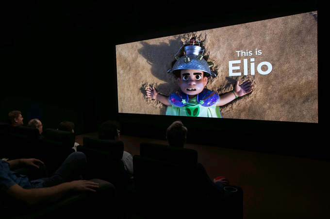 삼성전자가 스페인 바르셀로나에서 열리는 유럽 최대 영화 산업 박람회 ‘시네유럽(CineEurope) 2025’에 참가해 시네마 LED 스크린 오닉스(Onyx)를 통해 디즈니·픽사 신작 영화 ‘엘리오(Elio)’를 상영하고 있다