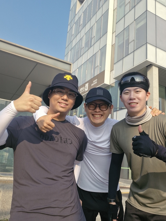 왼쪽부터 우승범, 이상혁, 양준혁 씨. 지쿠 국토종주에 참여한 세 친구가 세종시를 지나며 결의를 다지고 있다.