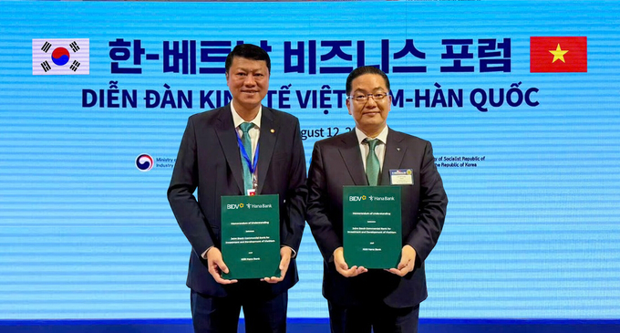 하나은행은 지난 12일 서울시 롯데호텔 본관 크리스탈볼룸에서 열린 ‘한국‑베트남 비즈니스 포럼’에서 베트남투자개발은행(BIDV)과 ‘국가 간 QR결제 서비스 활성화를 위한 업무협약’을 체결했다. 이날 행사에 참석한 이호성 은행장이(오른쪽) 레 응옥 람 베트남투자개발은행장과 함께 협약서를 들고 기념촬영을 하고 있다