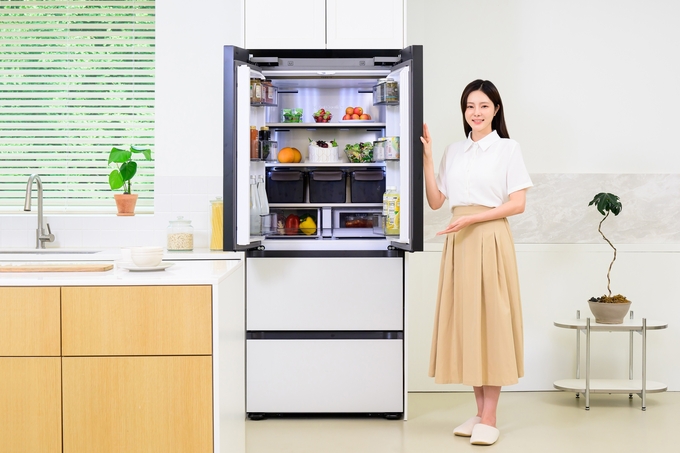 삼성전자 모델이 ‘비스포크 AI 김치플러스 키친핏 맥스’ 김치냉장고 신제품을 소개하고 있다