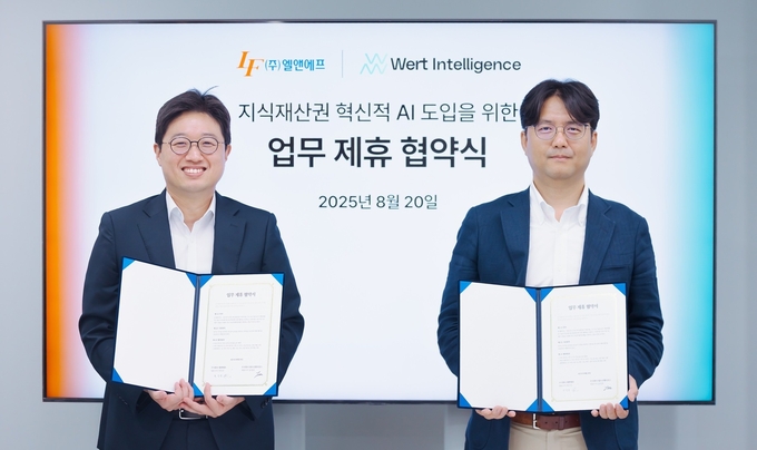 왼쪽부터 워트인텔리전스 윤정호 대표이사(CEO)와 엘앤에프 전상훈 소재개발연구소장이 기념 촬영을 하고 있다