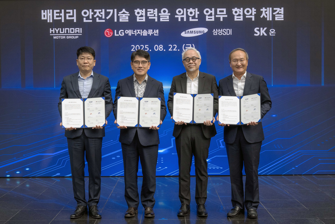 남양연구소에서 열린 ‘배터리 안전기술 협력을 위한 업무협약 체결식’에서 참석자들이 기념 사진을 촬영하는 모습. 왼쪽부터 LG에너지솔루션 대표이사 김동명 사장, 현대차·기아 R&D본부장 양희원 사장, 삼성SDI 대표이사 최주선 사장, SK온 대표이사 이석희 사장