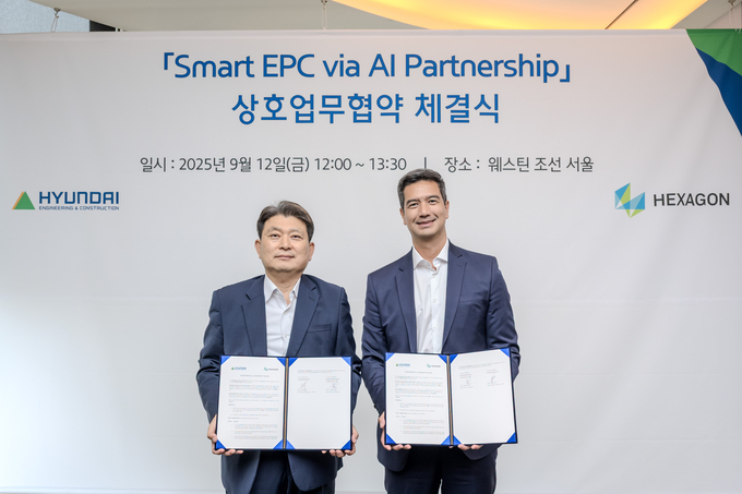 현대건설 플랜트사업본부 류성안 본부장(왼쪽)과 헥사곤 에셋 라이프사이클 인텔리전스 아시아 태평양(APAC) 지역 총괄 Fabio Yada 사장