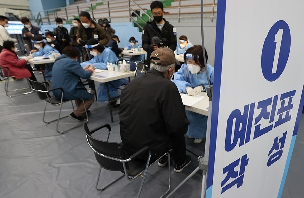 올해 코로나19 예방접종 연 1회, 4분기에 실시…“전 국민 무료로 접종”